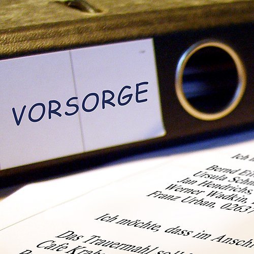 Aktenordner mit der Aufschrift Vorsorge und Verfügung zur Bestattung