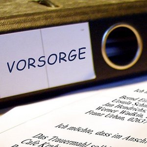Aktenordner mit der Aufschrift Vorsorge und Verfügung zur Bestattung
