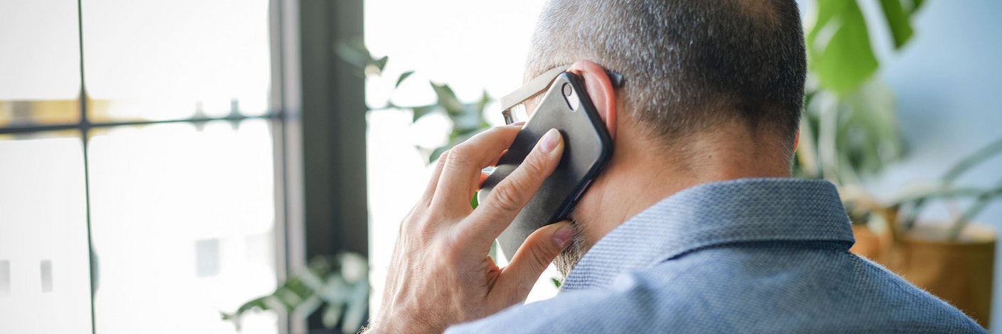 Mann telefoniert mit Smartphone