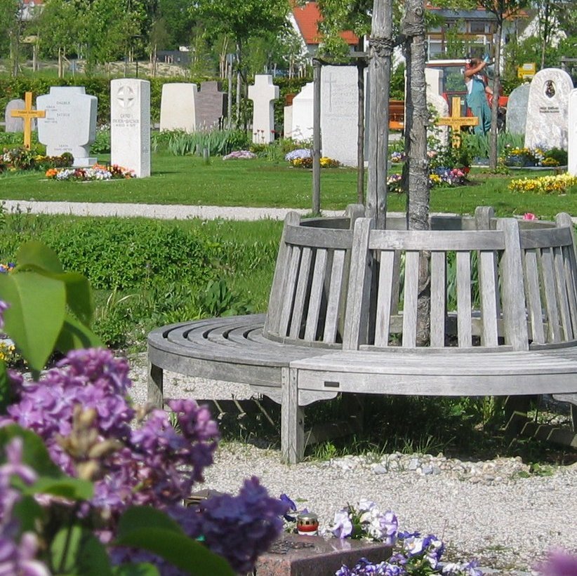 Runde Bank um einen Baum auf einem Friedhof