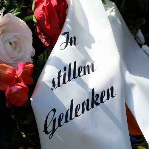 Schleife an einem Trauerkranz mit der Aufschrift in stillem Gedenken