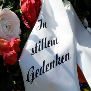 Schleife an einem Trauerkranz mit der Aufschrift in stillem Gedenken