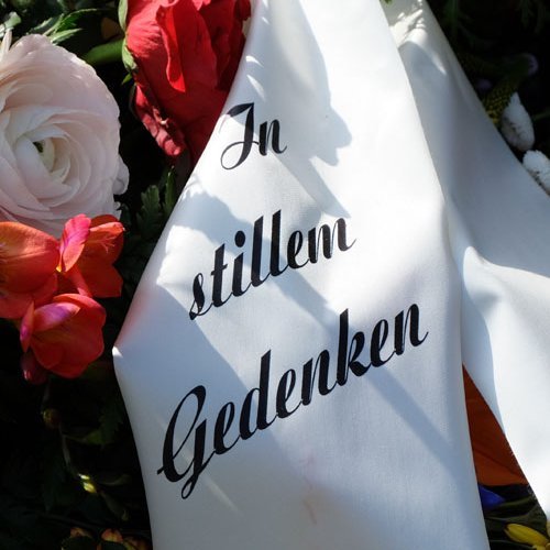 Schleife an einem Trauerkranz mit der Aufschrift in stillem Gedenken