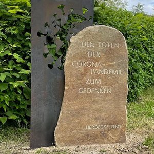 Denkmal für an Corona Verstorbene aus Stein und Metall