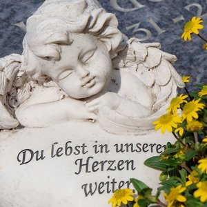 Grabschmuck mit Herz und Engel aus Stein