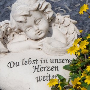 Grabschmuck mit Herz und Engel aus Stein