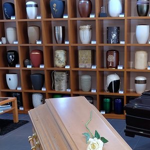 Urnenausstellung mit Sarg im Bestattungshaus
