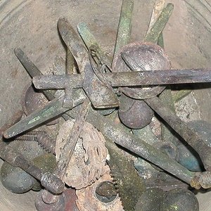 Hüftgelenke und Schrauben als Kremationsüberreste