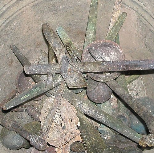 Hüftgelenke und Schrauben als Kremationsüberreste