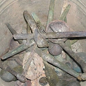 Hüftgelenke und Schrauben als Kremationsüberreste