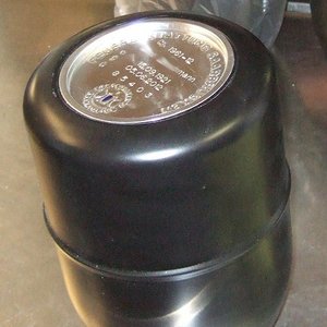 Schwarze Aschekapsel mit silbernem Deckel