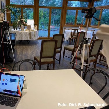Trauerhalle mit digitalem Equipment