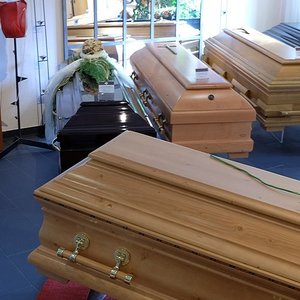 Sargausstellung in einem Bestattungshaus