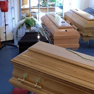 Sargausstellung in einem Bestattungshaus