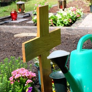 Grabkreuz aus Holz mit Gießkanne