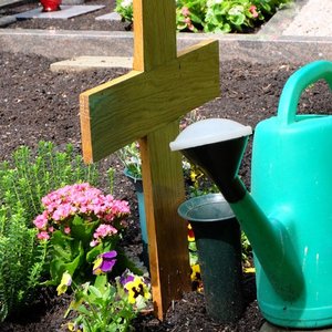Grabkreuz aus Holz mit Gießkanne