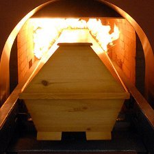 Sarg fährt in den Ofen eines Krematoriums ein und fängt Feuer