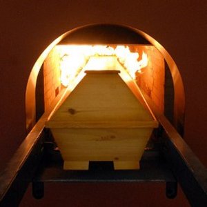 Sarg fährt in den Ofen eines Krematoriums ein und fängt Feuer