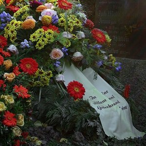 Blumen und Kranz auf einer Grabstelle