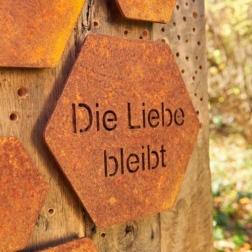 Detail eines Grabmals aus rostigem Stahl