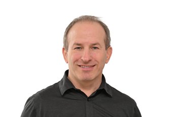 Aeternitas-Vorsitzender Christoph Keldenich im dunklen Anzug