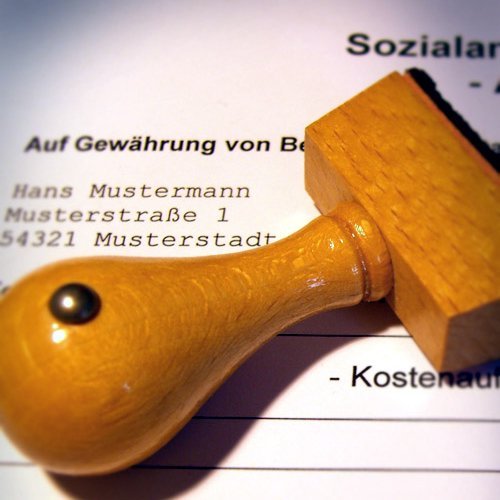 Stempel liegt auf Antrag für eine Sozialbestattung