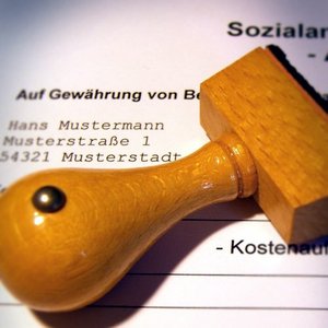Stempel liegt auf Antrag für eine Sozialbestattung