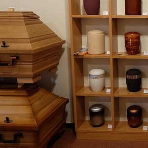 Sarg- und Urnenausstellung im Bestattungshaus