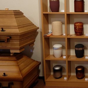 Sarg- und Urnenausstellung im Bestattungshaus