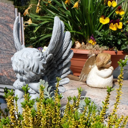 Engel und Blumen als Schmuck auf einer Grabstelle