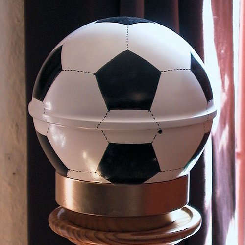 Urne in Form eines Fußballs