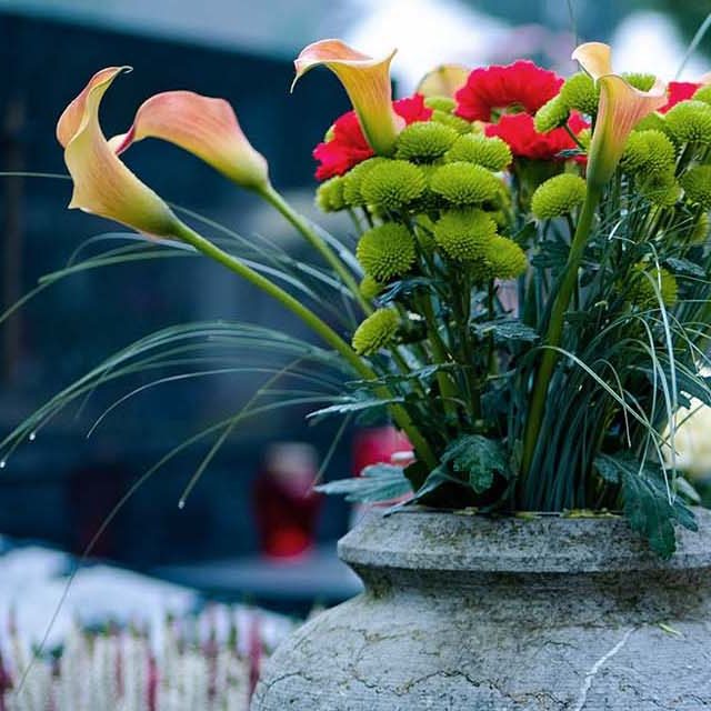 Blumen in einer Vase auf einer Grabstelle